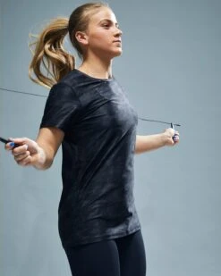 TYR Airtec™ Women's Short Sleeve Tee - Blackout Camo 18 TYR Airtec™ Women's Short Sleeve Tee - Blackout Camo -Tyr FPTBC3A 001 alt09