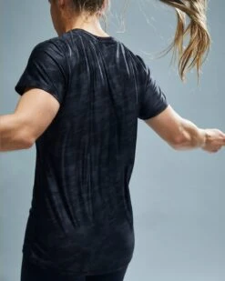 TYR Airtec™ Women's Short Sleeve Tee - Blackout Camo 19 TYR Airtec™ Women's Short Sleeve Tee - Blackout Camo -Tyr FPTBC3A 001 alt10
