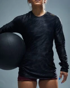 TYR Airtec™ Women's Long Sleeve Tee - Blackout Camo 16 TYR Airtec™ Women's Long Sleeve Tee - Blackout Camo -Tyr FPTLBC3A 001 alt07