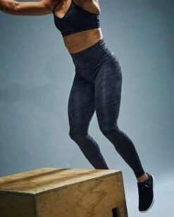 TYR Base Kinetic™ Women's High-Rise Full Length Leggings- Blackout Camo -Tyr FTFMRB3A 001 alt09