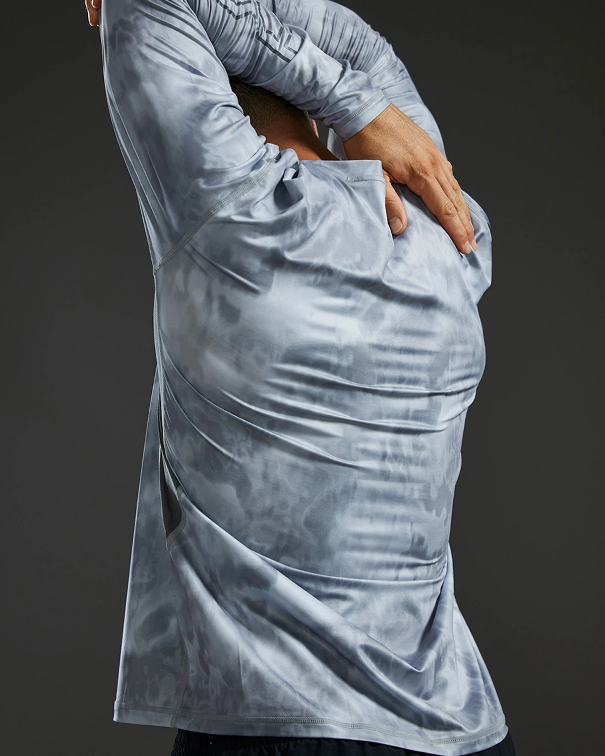 TYR SunDefense™ Men's Vented Long Sleeve Crew Shirt - Turbulent 9 TYR SunDefense™ Men's Vented Long Sleeve Crew Shirt - Turbulent - Image 9