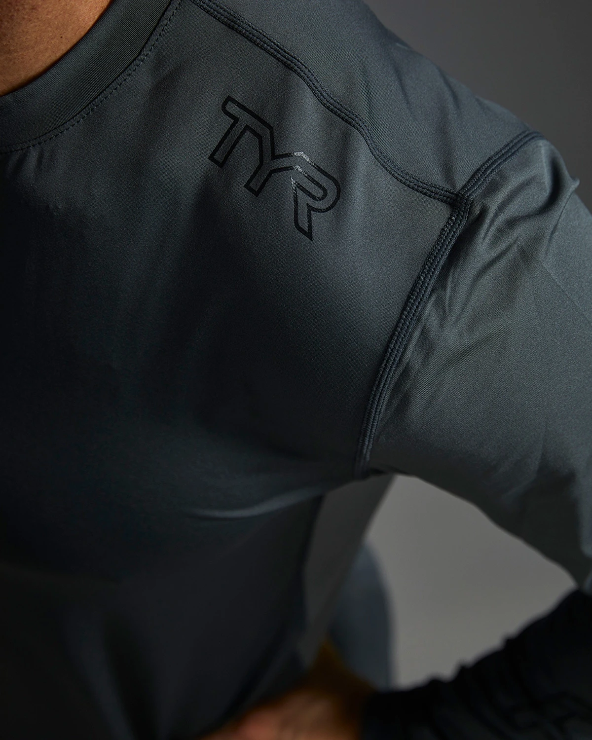 TYR SunDefense™ Men's Vented Long Sleeve Crew Shirt - Solid 9 TYR SunDefense™ Men's Vented Long Sleeve Crew Shirt - Solid - Image 9